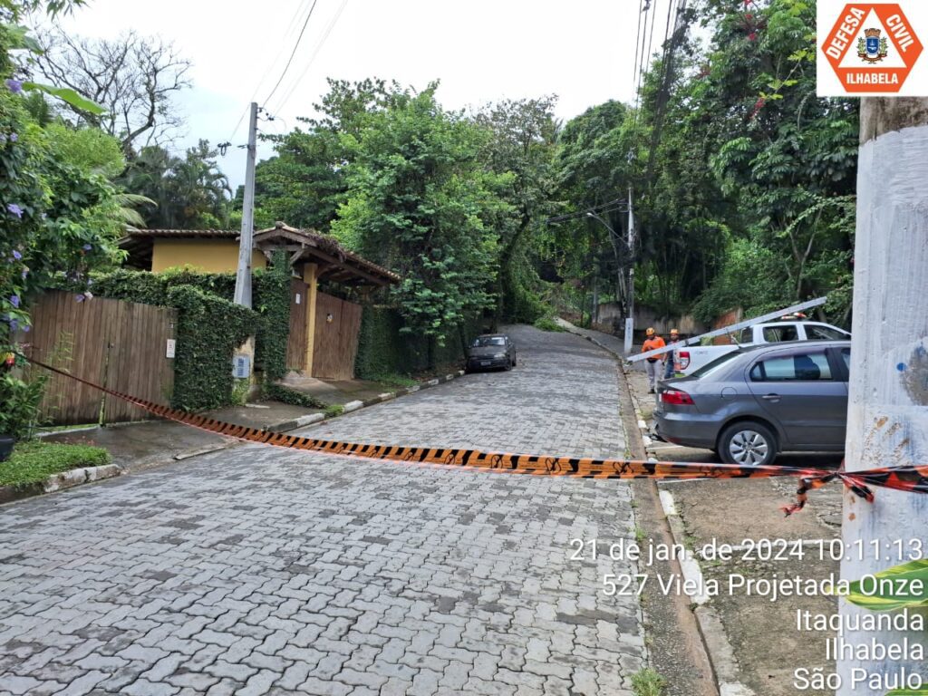Árvore cai e causa apagão em rua de Ilhabela