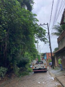 Após inúmeras cobranças do SAB Ilhabela Elektro substitui poste de madeira que pegou fogo em 25/09