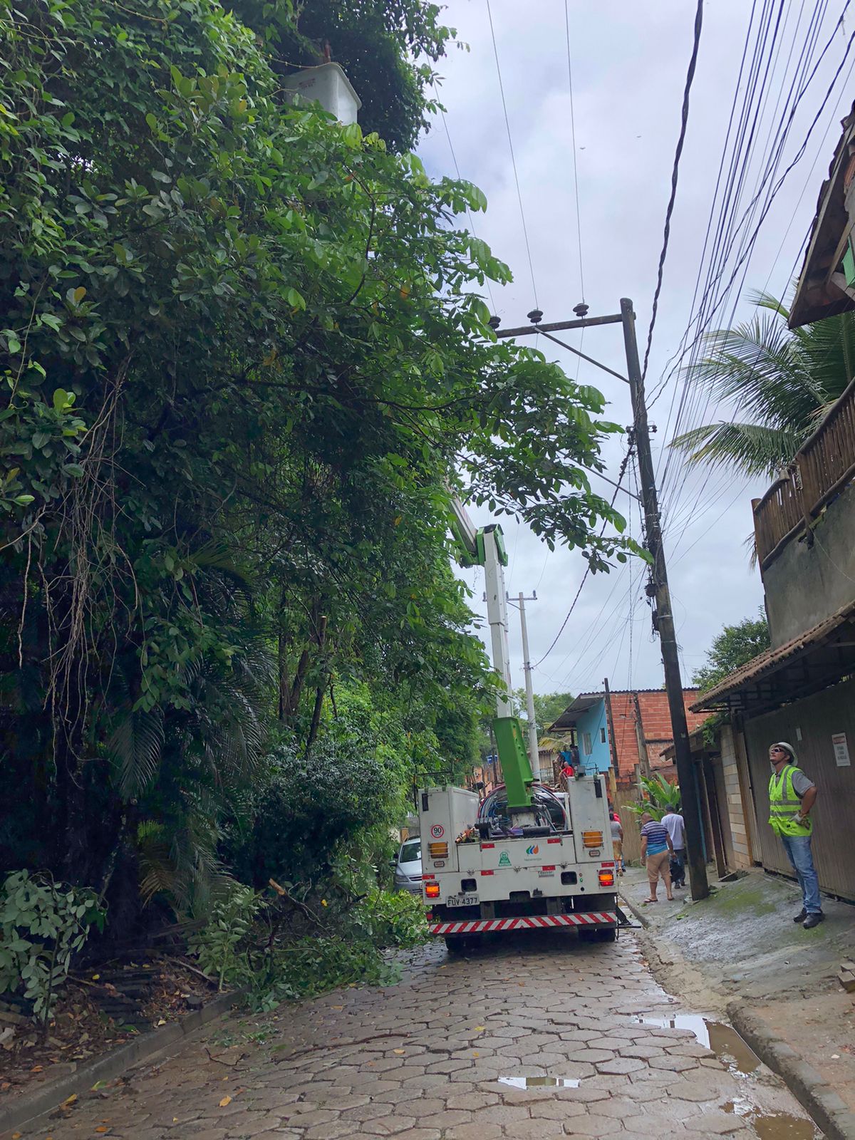 Após muita cobrança do presidente da Sab, Manuh, a Elektro iniciou finalmente a troca do poste no dia 22 de janeiro de 2024. O novo poste é de concreto e possui equipamentos novos para garantir a segurança dos usuários da rede elétrica.