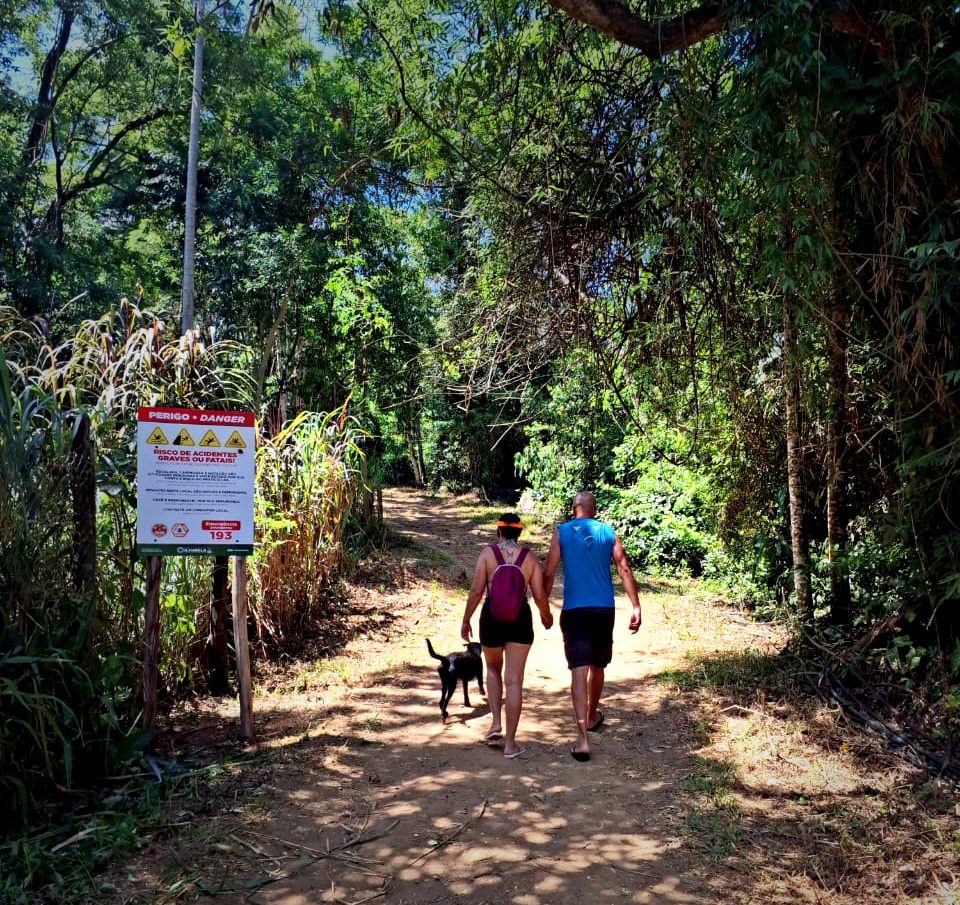 A Prefeitura de Ilhabela instalou placas no acesso à Cachoeira do Paquetá informando sobre os riscos de acidentes na região. As placas alertam as pessoas que não conhecem o local e reforçam os cuidados daqueles que, mesmo já sabendo dos riscos, insistem em retornar.