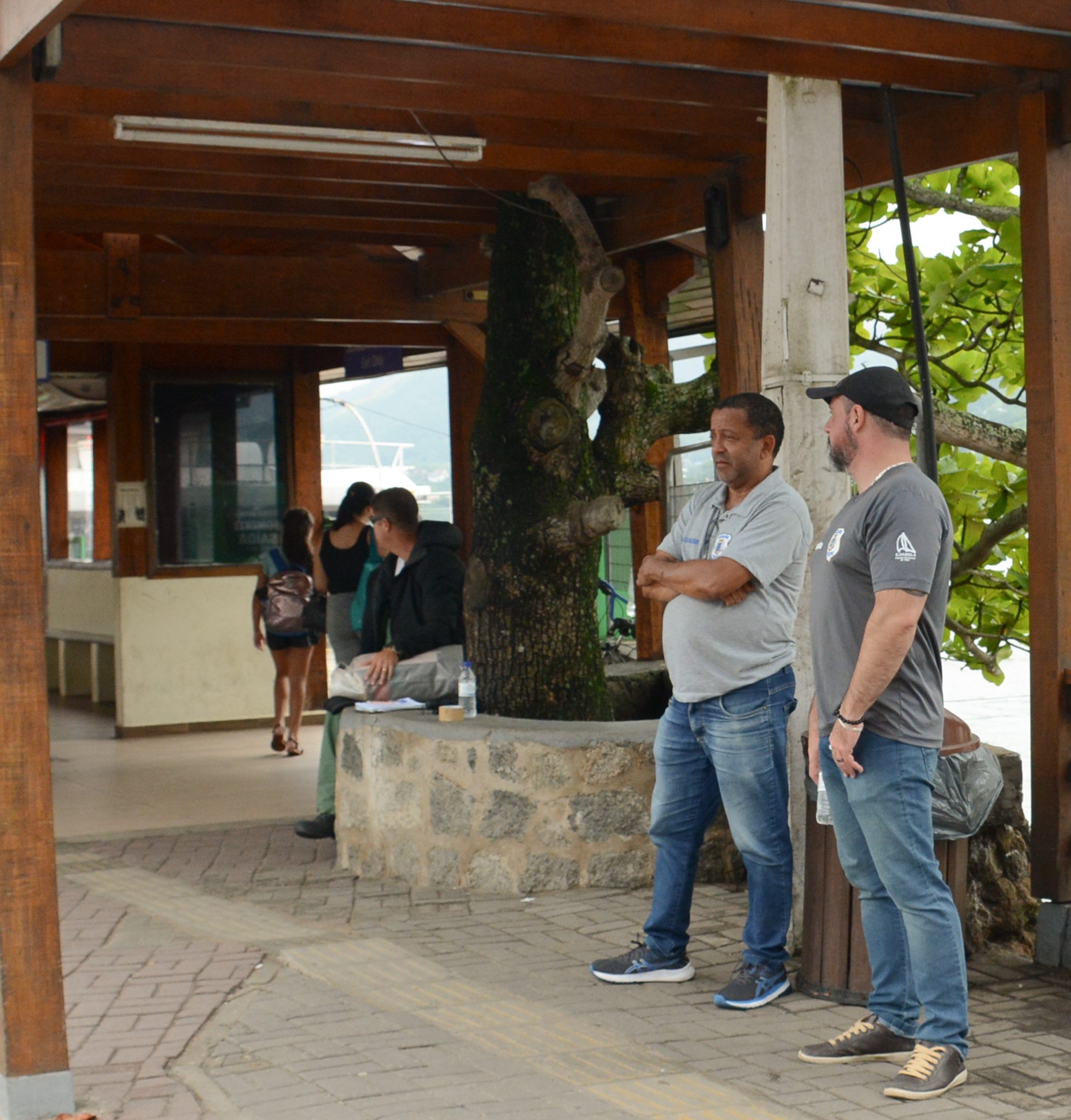 Nos últimos dias, a Prefeitura de Ilhabela tem intensificado o trabalho de fiscalização no ponto da balsa. A fiscalização é voltada para pessoas que não são moradoras do município, que têm a intenção de comercializar alimentos e que não possuem cadastro na cidade.