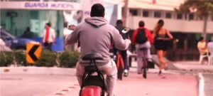 Para garantir a segurança de pedestres e ciclistas, a Prefeitura de Ilhabela, vem intensificando a fiscalização das ciclovias e ciclofaixas e orientando a população sobre a proibição de seu uso para o tráfego com ciclomotores.