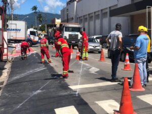 As obras para a implantação do desvio da Rua Auta Pinder em direção à Avenida Guarda Mor Lobo Viana, no Centro, foram concluídas nesta segunda-feira (5) e agora a pista recebe a sinalização de trânsito.