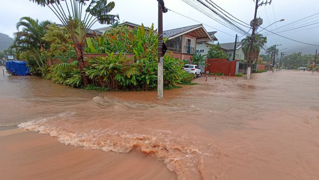 As fortes chuvas que caíram sobre a Costa Sul de São Sebastião, na tarde desta terça-feira (20/2), fizeram com que a Defesa Civil acionasse a sirene para que os moradores da Vila Sahy saíssem de suas casas e procurassem um abrigo seguro.