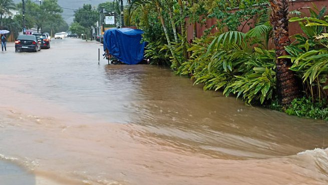 As fortes chuvas que caíram sobre a Costa Sul de São Sebastião, na tarde desta terça-feira (20/2), fizeram com que a Defesa Civil acionasse a sirene para que os moradores da Vila Sahy saíssem de suas casas e procurassem um abrigo seguro.
