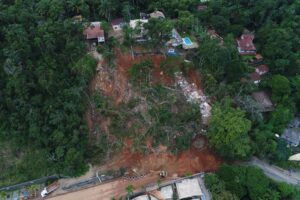 25 Mil Imóveis em Áreas de Risco no Litoral de SP: Um Alerta para Deslizamentos, Inundações e Erosão Costeira