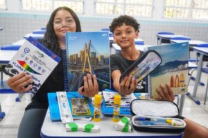 Prefeitura de São Sebastião entrega kits de material escolar da rede municipal