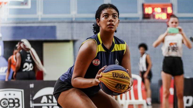 A atleta de basquete do time de Ilhabela, Vitória Delfino, representante da categoria sub-18, recebeu na última quinta-feira (25) o prêmio de Cestinha pela Associação Nacional de Basquete (ANB), referente ao campeonato anual da liga.