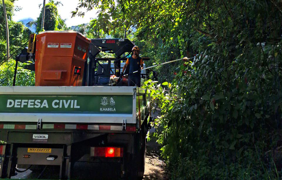 Defesa Civil, com o apoio da Secretaria de Serviços Urbanos e da Elektro, concessionária de energia da cidade, realizou podas preventivas sobre a rede primária e secundária no trecho entre o Morro da Irene até a caixa d’água da Sabesp nesta semana, no perímetro urbano da estrada que leva à Castelhanos, na Avenida Coronel José Vicente de Faria Lima, no Reino.
