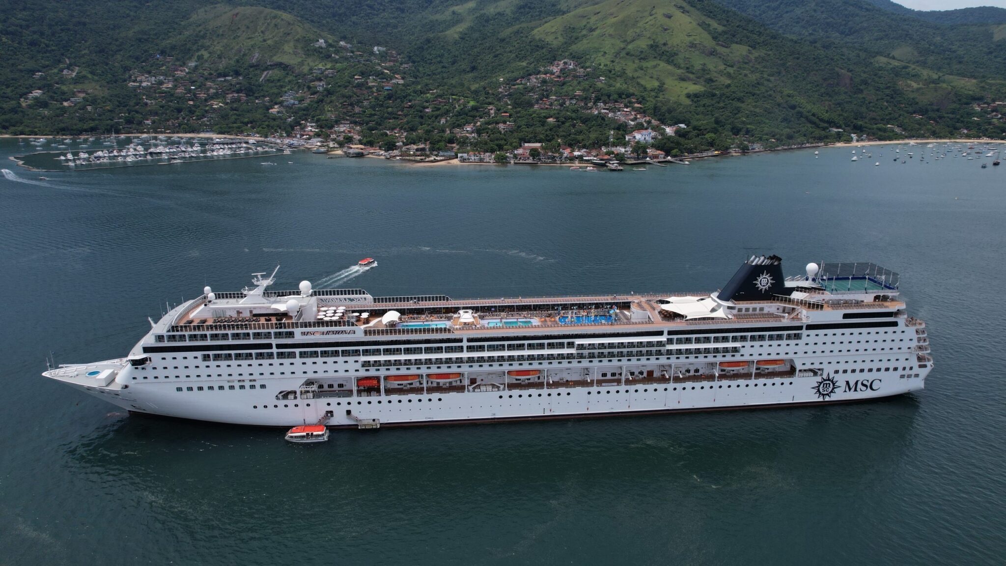 Ilhabela recebe, nesta quinta-feira (15), o navio MSC Armonia, que faz escala extra na cidade, das 9h às 19h, tendo a bordo aproximadamente dois mil passageiros.