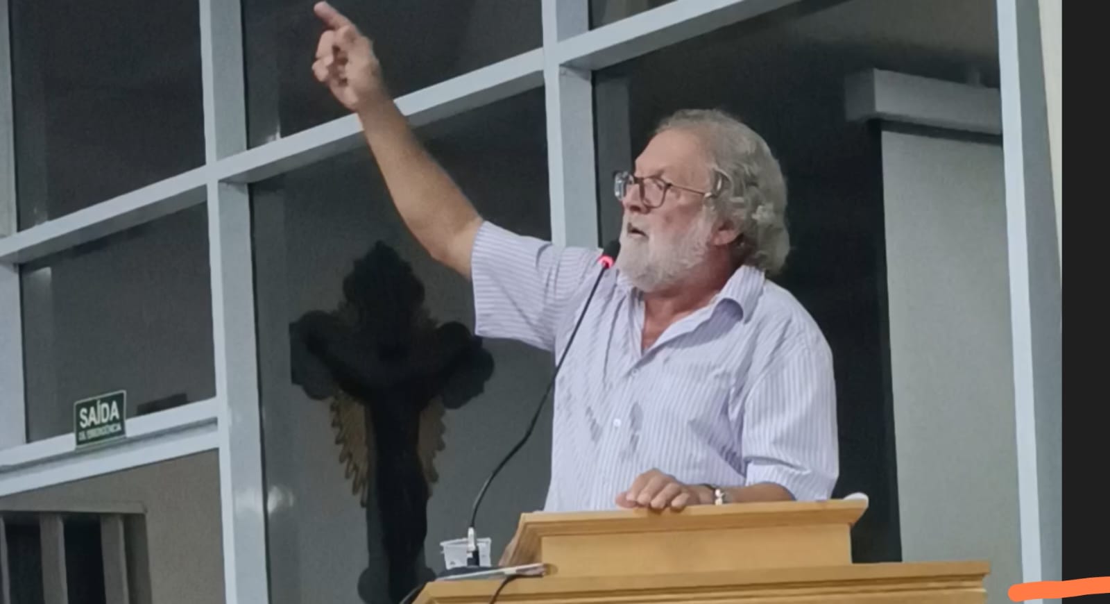 Após a votação de um projeto de lei que concedeu aumento salarial aos servidores públicos, mas também aos vereadores e ao próprio prefeito, Colucci se exaltou e partiu para cima do vereador Raul, xingando-o de "vereador de merd..." e outras palavras de baixo calão.