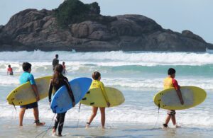 A Prefeitura de Ubatuba, por meio da Secretaria de Esportes e Lazer e AUS – Associação Ubatuba de Surf, informa que ainda há vagas para a escolinha de surfe, para alunos de 7 a 17 anos.