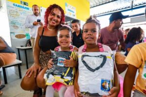 Prefeitura de São Sebastião inicia entrega de uniformes escolares para 16 mil alunos