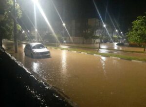 🌧️🏠 Chuva forte atinge Ubatuba e Caraguatatuba, causando alagamentos e deixando moradores ilhados. Não há feridos, mas a situação é de alerta. Em Ubatuba, ruas como Centro e Itaguá foram afetadas, enquanto em Caraguatatuba o rio Juqueriquerê transbordou. Defesa Civil pede atenção e orienta sobre sinais de perigo. #ChuvaSP #Ubatuba #Caraguatatuba #DefesaCivil 🚨☔🏘️