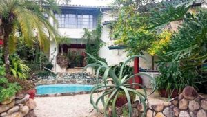 Decisão Judicial: Mansão do Clodovil em Ubatuba permanece de pé após 15 anos de abandono