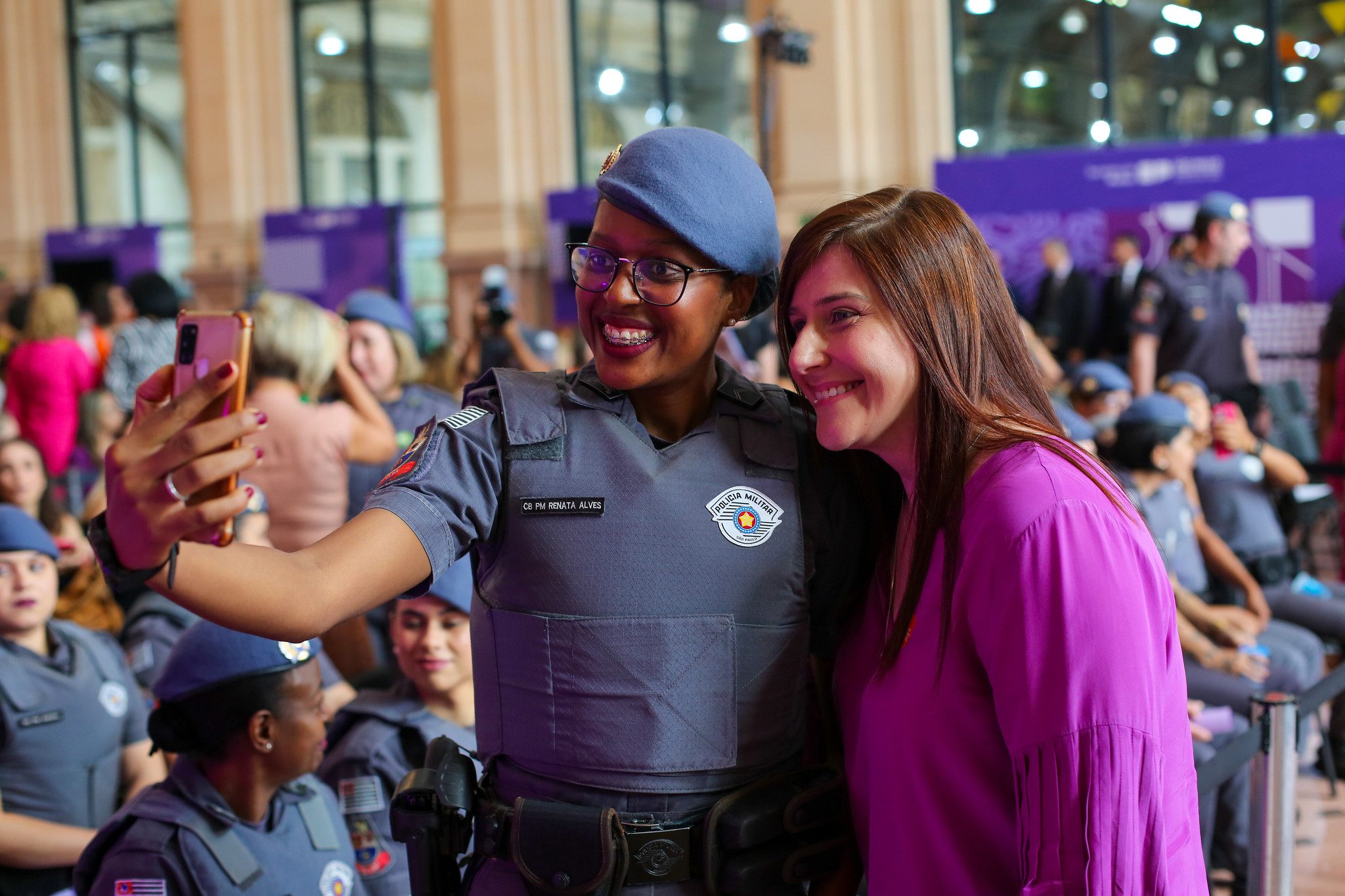 O Governo de São Paulo lançou nesta sexta-feira (8) o aplicativo SP Mulher, uma iniciativa inédita para proteger mulheres com a unificação de serviços às vítimas de violência doméstica e familiar.