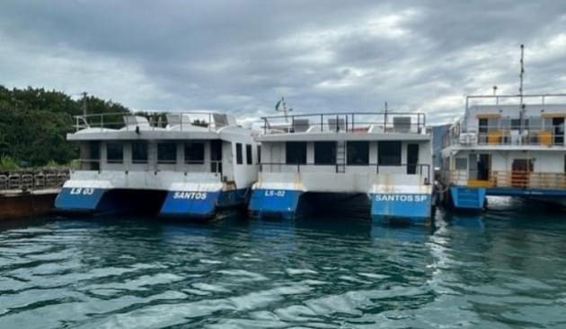 "Usuários da travessia São Sebastião-Ilhabela enfrentam dificuldades devido a paralisação dos catamarãs. Os barcos estão impedidos de operar devido à reforma do flutuante em Ilhabela. Enquanto isso, as filas nas balsas só aumentam. #TravessiaIlhabela #CatamarãParado 🚤"