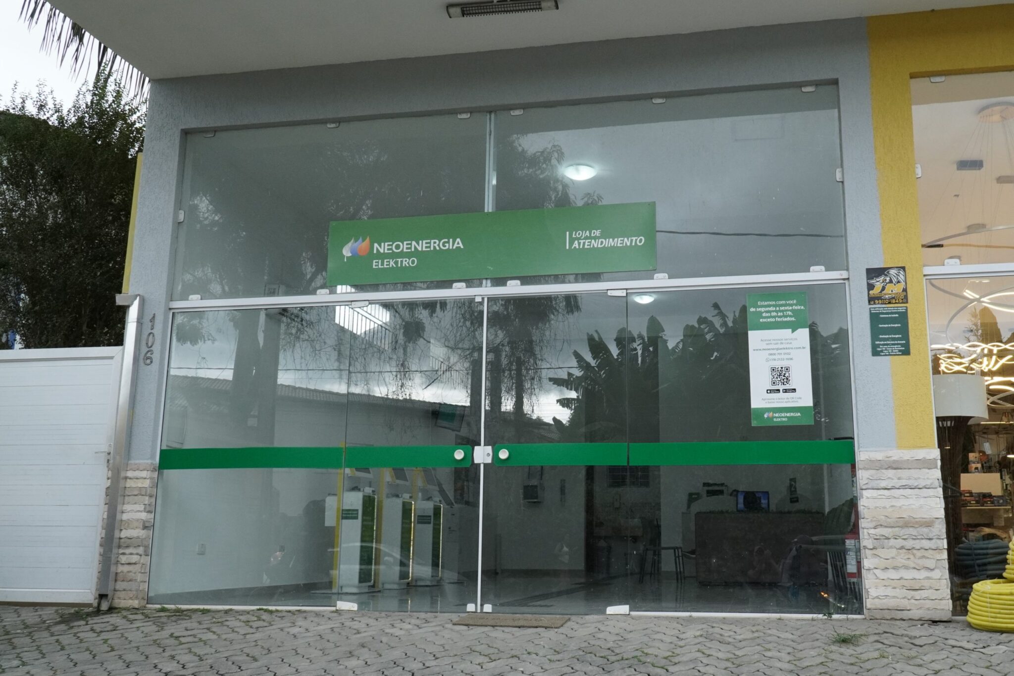 Desde segunda-feira (11), os moradores de Ilhabela contam com um novo local para atendimento presencial da Neoenergia Elektro. A loja de Atendimento ao Cliente da empresa está localizada na Rua Prefeito Geraldo Procópio Cunha Junqueira, nº 106, no Perequê.