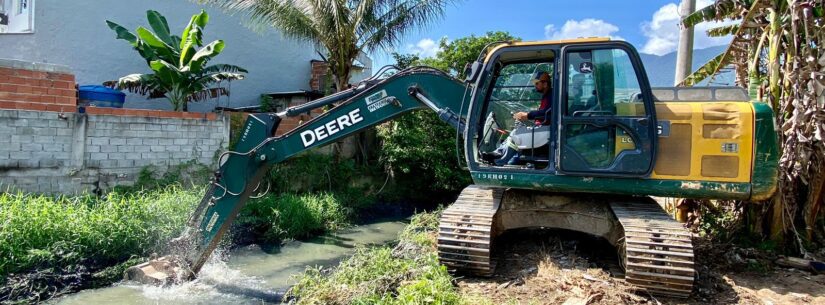 A Secretaria de Serviços Públicos (Sesep) da Prefeitura de Caraguatatuba está trabalhando de forma preventiva na limpeza e desassoreamento de valas de drenagem, visando preparar a cidade para as fortes chuvas previstas para o período entre quinta-feira (21) e sábado (23).