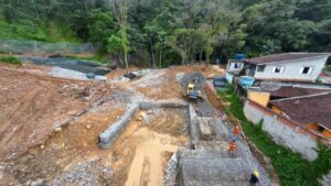 A Prefeitura de São Sebastião, por meio das secretarias de Obras (SEO) e Meio Ambiente (SEMAM), emitiu ordem de serviço para a execução de limpeza, desassoreamento e contenção de margem do Rio Sahy, na Vila Sahy, Costa Sul do município.