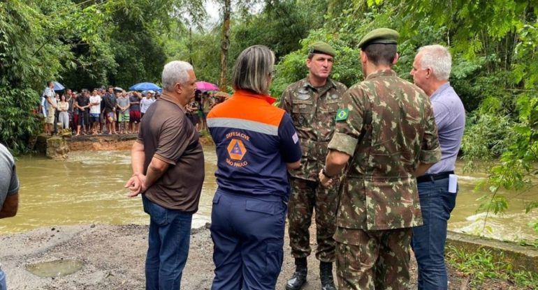 A Prefeitura de Ubatuba, Defesa Civil Municipal e Estadual e o Exército Brasileiro se reuniram hoje, 8, no bairro da Folha Seca para prestar ajuda humanitária à comunidade que ficou isolada com o desabamento da ponte que dá acesso a estrada SP-55, na quinta-feira,7.