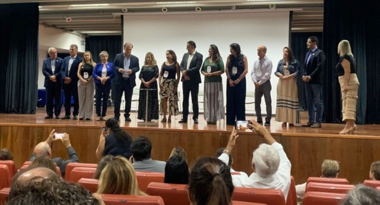 A Secretaria Estadual de Saúde destinou R$ 347 milhões anuais para 39 municípios do Vale do Paraíba via programas Tabela SUS Paulista e IGM SUS Paulista. O investimento visa otimizar serviços de saúde, com destaque para a área oncológica, permitindo aos municípios definir prioridades e melhorar a atenção primária na região.