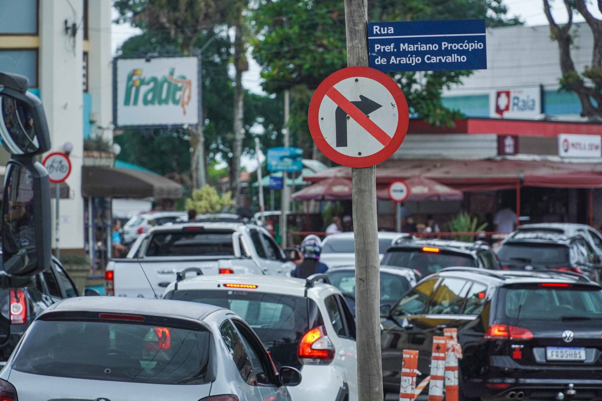 🎉🚌🎭 Carnaval em Ilhabela! 🎭🚌🎉 De 8 a 10 de março, a Passarela do Samba será o palco da folia para moradores e turistas! A Prefeitura garante tarifa de transporte público de apenas R$1 com bilhete eletrônico recarregável. Além disso, 14 ônibus extras estarão disponíveis das 21h40 às 5h para garantir sua diversão com segurança! 🌟🎉 #Ilhabela #Carnaval #TransportePúblico #Folia