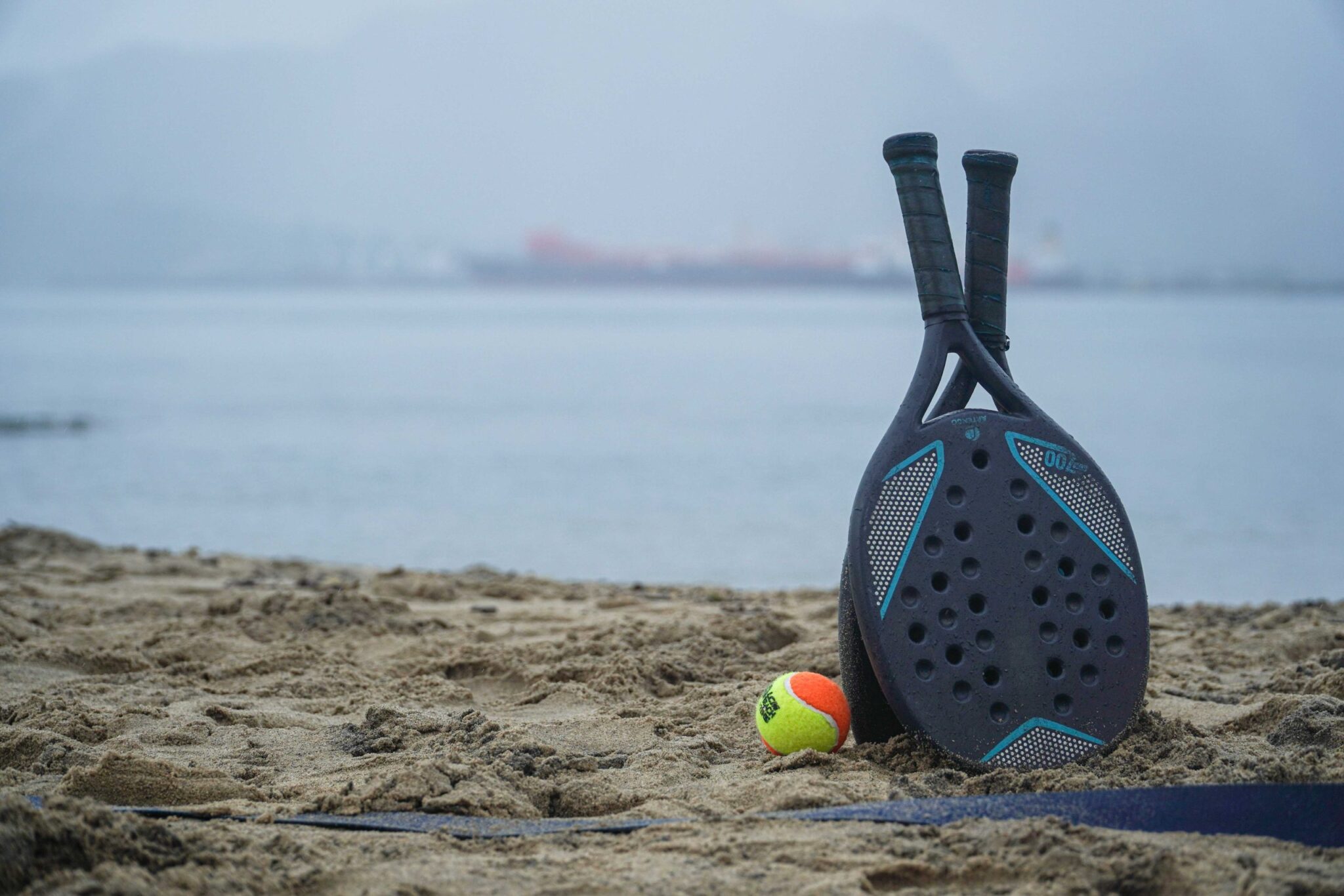 Ilhabela encerra o verão com chave de ouro na praia do Perequê! A Prefeitura oferece atividades gratuitas neste fim de semana, dias 9 e 10 de março, das 8h às 17h. Aproveite aulas de Beach Tennis, aulões de zumba e diversão na Arena Kids com futebol de sabão e piscina de bolinhas. Não perca! 😉 #EncerrandoOVerão #PraiaDoPerequê 🌞🌊