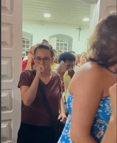 🔍🌶️ Incidente com 'Spray de Pimenta' interrompe sessão na Câmara de São Sebastião. Caos, evacuação e investigação em andamento. Saiba mais! #CâmaraSãoSebastião #InvestigaçãoPolicial 🚨👮♂️