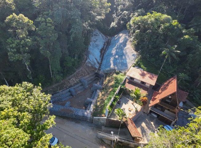 Concluídas as obras de contenção e drenagem realizadas pela Prefeitura de São Sebastião na Estrada do Piavú, em Cambury. Saiba mais!