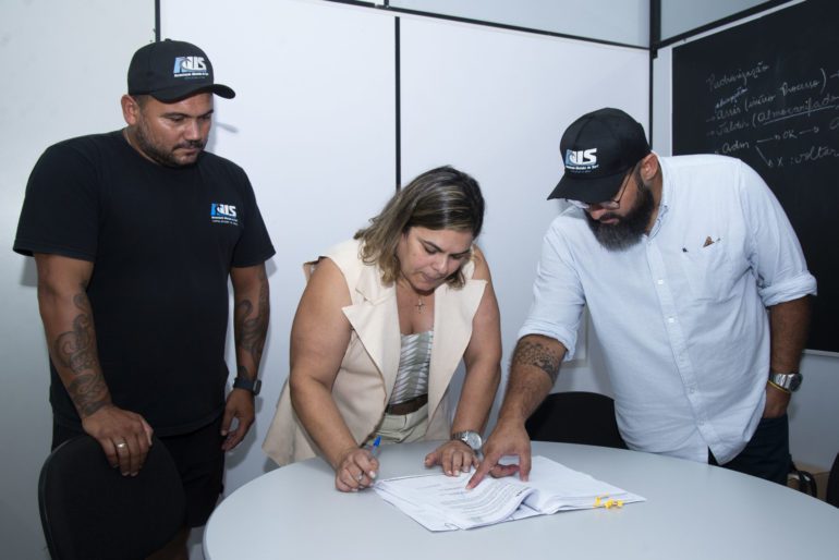 Prefeitura assina repasse para Associação Ubatuba de Surf