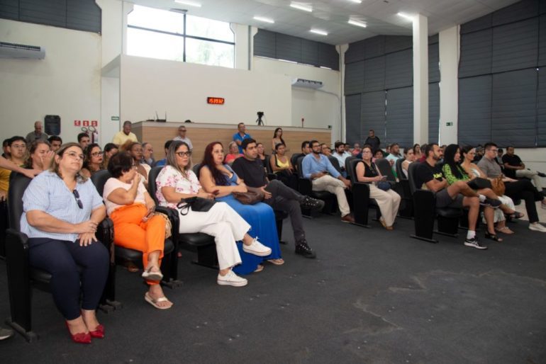 Vitória para a educação: Prefeitura de Ubatuba aprova pagamento do Piso Nacional aos professores da Rede Municipal de Ensino.