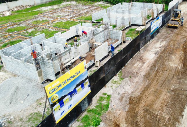 Prefeitura de São Sebastião avança na construção da nova Creche de Boraceia
Home Noticias Prefeitura de São Sebastião avança na construção da nova Creche de Boraceia
Crédito: Depcom e Seduc | PMSS
A Prefeitura de São Sebastião, através das secretarias municipais da Educação (SEDUC) e de Obras (SEO), avança nas obras de construção do prédio da nova Creche de Boraceia.
Com um investimento superior a R$ 5 milhões, a nova creche está sendo projetada para suprir a crescente demanda da comunidade e proporcionar uma estrutura de qualidade. Prevista para ser entregue no segundo semestre de 2024, a unidade escolar ocupará uma área de construção de 900 metros quadrados, ofertando 60 novas vagas.
As instalações contam com cinco salas de referência para as crianças, salas administrativas e de professores, vestiário, fraldários, lavanderia, cozinha, refeitório e um amplo pátio.
