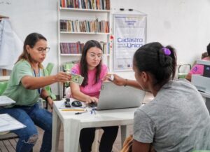 Projeto Ação Social Móvel em São Sebastião. Informações sobre benefícios sociais para os moradores do Morro do Abrigo.
