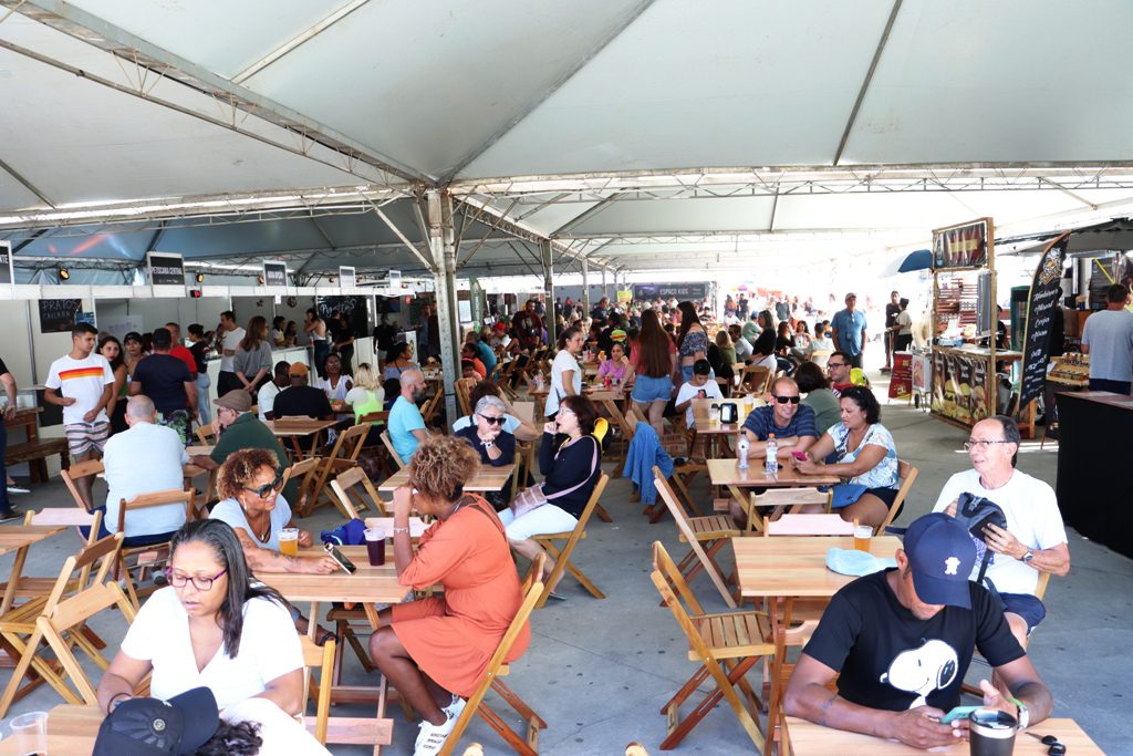 Confira a programação do 3º Festival Saberes e Sabores Caiçaras em Caraguatatuba. Um fim de semana repleto de música, comida e diversão.