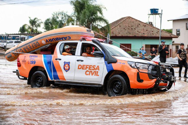 Defesa Civil de São Sebastião ajuda no atendimento de moradores feridos no Rio Grande do Sul