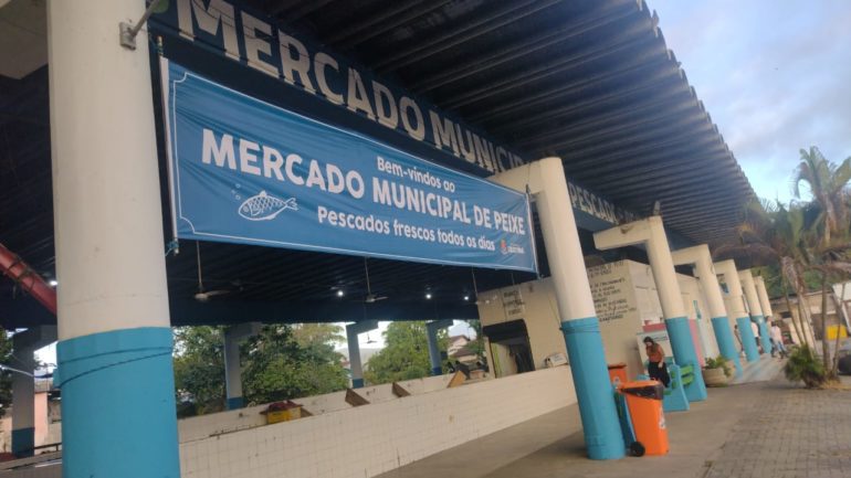 Descubra como a comunidade pesqueira de Ubatuba celebra o início da temporada de pesca do camarão com um saboroso café da manhã.