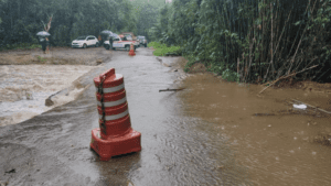 Chuvas intensas deixam família desabrigada e causam interdição de ponte e ruas em Ubatuba