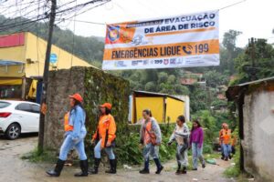 Simulado da Defesa Civil retira 18 pessoas em 21 minutos da área de risco na Vila Pernambuco, em Juquehy