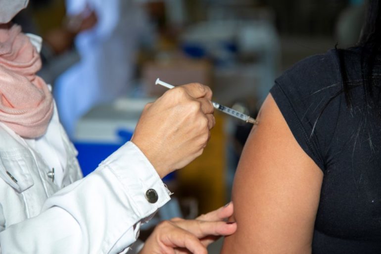 Agora em Ubatuba: ampliada faixa etária para vacinação contra dengue. Crianças de 10 a 14 anos podem se imunizar.
