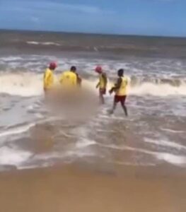 Acidente trágico em Juquehy: Banhista de 38 anos perde a vida após ser salvo por surfistas. Detalhes sobre o incidente na praia.