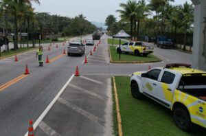 Obras na Rio-Santos, em Caraguatatuba, causam interdições parciais entre 22 e 26 de julho. Equipe do DER está à disposição para auxiliar.