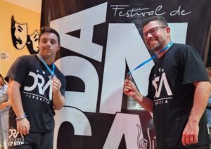A dupla de dançarinos de dança de rua, Kleber Moreira e Lucca Grellmann, conquistou o segundo lugar na categoria Duo Amador no 19º Dança Ubatuba, evento realizado no último domingo (23). A competição reuniu grupos de dança de todo o Brasil, destacando talentos em diversas modalidades. Representando Ilhabela, Kleber e Lucca apresentaram a coreografia intitulada "Superação", cujo nome reflete a trajetória inspiradora de ambos, especialmente a de Lucca, que tem síndrome de Down e é aluno de Kleber. Integrante do grupo Instituto Dança e Arte desde os nove anos, Lucca, agora com 21 anos, acumula uma série de conquistas em sua carreira. Em 2023, Lucca foi campeão do Universal Dance em Florianópolis, onde também recebeu o prêmio de Destaque. Em São Sebastião, ele venceu a competição “Todas as Danças”, conquistando o prêmio Revelação em 2023. No ano anterior, competiu no Festival Ciad Ubatuba, onde ganhou o prêmio principal, garantindo sua classificação para o mundial. Kleber Moreira, emocionado com a vitória, destacou o orgulho que sente por seu aluno. "Eu já venho há alguns anos acompanhando a evolução do Lucca, um garoto dedicado que ama a arte. Dançar uma coreografia com ele é sempre um prazer. Não tem como ver sua alegria dançando e não se emocionar. Ele é muito mais que especial e adora subir nos palcos e mostrar seu talento. Toda vez que ele dança, ele contagia todos os que o assistem", disse Kleber. Os fãs da dupla terão a oportunidade de vê-los novamente no dia 12 de julho, quando se apresentarão na Mostra de Dança da Fundação Arte e Cultura de Ilhabela (Fundaci). A expectativa é que a performance seja mais um momento de emoção e superação, características que definem a trajetória de Kleber e Lucca.