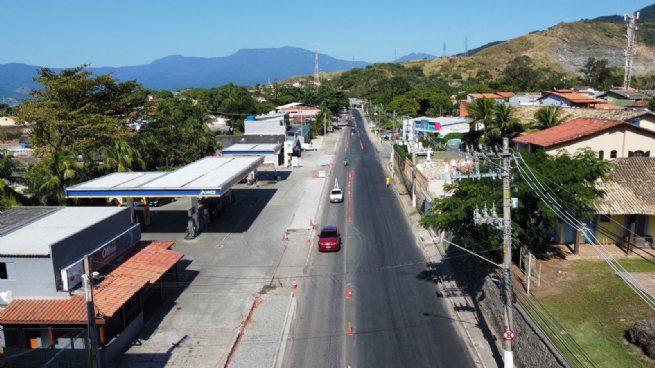 Obras do eixo viário central de São Sebastião ocorrem nos períodos diurno e noturno
