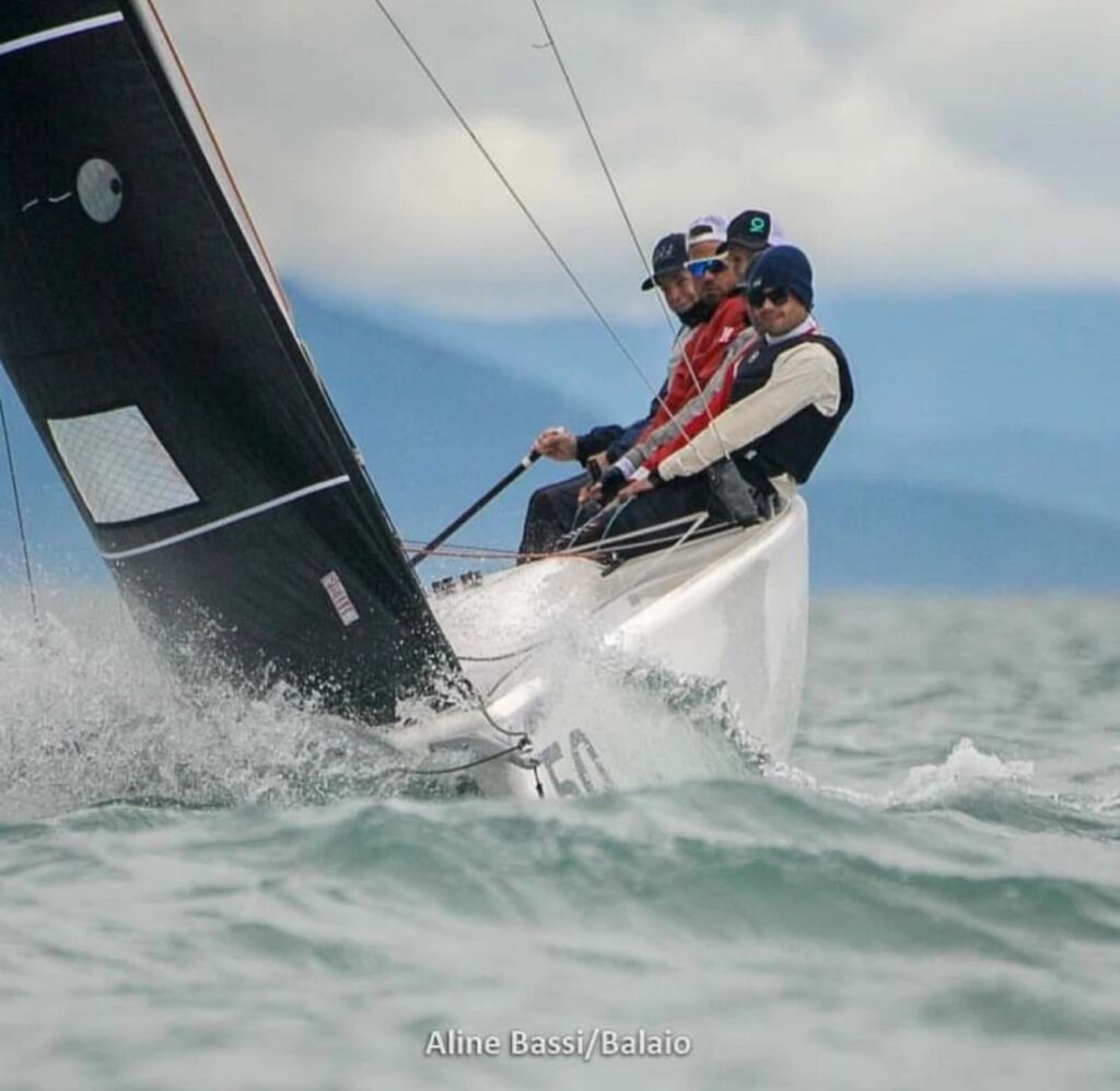 Saiba mais sobre a emocionante competição da classe HPE25 na 51ª Semana de Vela Monotipos de Ilhabela, vencida pelo Pé de Vento.