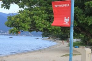 Ilhabela enfrenta desafio com baixo índice de esgoto tratado e praias impróprias para banho. Conheça a realidade e as possíveis soluções.