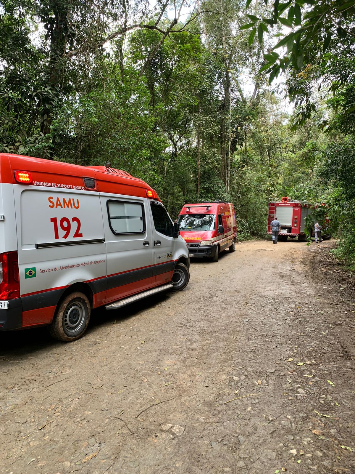 Bombeiros de Ilhabela resgatam homem após queda em poço do Jabuti. Confira os detalhes do resgate e o estado de saúde da vítima.