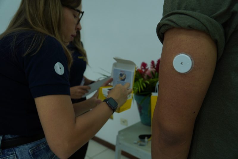 Conheça o programa da Prefeitura de Ilhabela que visa auxiliar pacientes com Diabetes Tipo 1 por meio da distribuição de sensores de glicose.