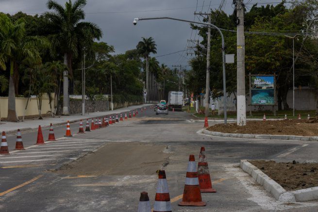 Veja as melhorias em andamento no eixo viário de São Sebastião. Drenagem, ciclovias renovadas e novos pavimentos para conclusão em novembro.