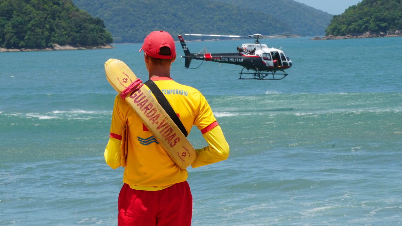 Bombeiros e PM realizam treinamento de salvamento em alto mar com helicóptero Águia em Caraguatatuba. Saiba mais!